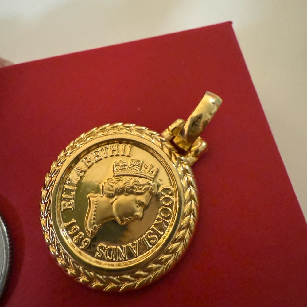 18k Saudi Gold Queen Elizabeth Pendant Necklace